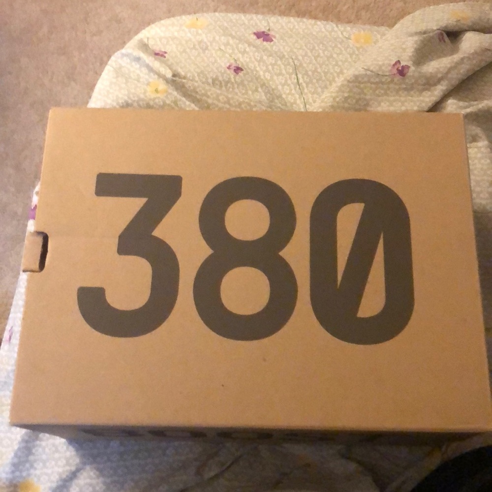 Yeezy 380 pepper reflective size 7 never been worn